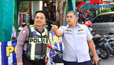 Koordinator Parkir Disperkimhub Moh Hayat, S.AN dan KBO Lantas Polres Sumenep IPDA Yudik SH