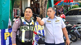 Koordinator Parkir Disperkimhub Moh Hayat, S.AN dan KBO Lantas Polres Sumenep IPDA Yudik SH