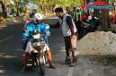 Tim KBS Sumenep Bagikan 70 Bungkus Nasi BUNGTURAT di Tengah Perjalanan Warga