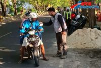 Tim KBS Sumenep Bagikan 70 Bungkus Nasi BUNGTURAT di Tengah Perjalanan Warga