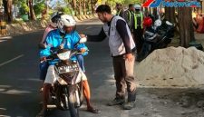 Tim KBS Sumenep Bagikan 70 Bungkus Nasi BUNGTURAT di Tengah Perjalanan Warga