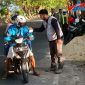 Tim KBS Sumenep Bagikan 70 Bungkus Nasi BUNGTURAT di Tengah Perjalanan Warga