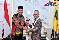 Bupati Sumenep Dr H Achmad Fauzi Wongsojudo SH MH Saat Memberikan Souvernir Keris Kepada Sekdaprof NTB Abul Chair Beberapa Waktu Lalu