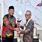 Bupati Sumenep Dr H Achmad Fauzi Wongsojudo SH MH Saat Memberikan Souvernir Keris Kepada Sekdaprof NTB Abul Chair Beberapa Waktu Lalu