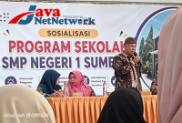 Kadisdik Sumenep H Moh Iksan SPD MT Di Acara Sosialisasi Program Sekolah Ramah yang dipadukan dengan Gerakan Ayah Mengantar Anak di Hari Pertama Sekolah di SMPN 1 Sumenep