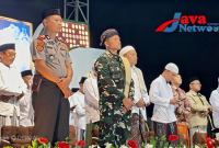 Danyonif Mayor Inf Aditya Danang di kegiatan Hadroh dan Pengajian Sholawat di Pondok Pesantren Al Islamiyyah, Banakaja, Pakondang, Kecamatan Rubaru, Kabupaten Sumenep, Minggu (12/7/2026).