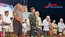 Danyonif Mayor Inf Aditya Danang di kegiatan Hadroh dan Pengajian Sholawat di Pondok Pesantren Al Islamiyyah, Banakaja, Pakondang, Kecamatan Rubaru, Kabupaten Sumenep, Minggu (12/7/2026).
