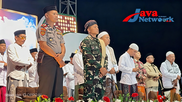 Danyonif Mayor Inf Aditya Danang di kegiatan Hadroh dan Pengajian Sholawat di Pondok Pesantren Al Islamiyyah, Banakaja, Pakondang, Kecamatan Rubaru, Kabupaten Sumenep, Minggu (12/7/2026).