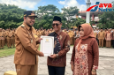 Ketua KPRI Syariah Al Ikhlas Kemenag Sumenep, Ahmad Djailani Saat Menerima Penghargaan Dari Bupati Sumenep Dr H Achmad Fauzi Wongsojudo di Peringatan Harkopnas ke-79 