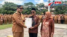 Ketua KPRI Syariah Al Ikhlas Kemenag Sumenep, Ahmad Djailani Saat Menerima Penghargaan Dari Bupati Sumenep Dr H Achmad Fauzi Wongsojudo di Peringatan Harkopnas ke-79 