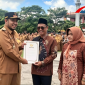 Ketua KPRI Syariah Al Ikhlas Kemenag Sumenep, Ahmad Djailani Saat Menerima Penghargaan Dari Bupati Sumenep Dr H Achmad Fauzi Wongsojudo di Peringatan Harkopnas ke-79 