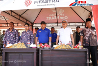 Staf Ahli Bupati Bidang Kemasyarakatan dan SDM Ir. Dedi Falahuddin Nomer 2 dari Kiri Bersama Dandim Letkol Inf Citra Persada dan Ketua DPRD Sumenep H. Zainal Arifin di Turnamen Bola Kasti di Desa Duko Kecamatan Rubaru, Kamis (16/07/2026)
