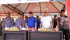 Staf Ahli Bupati Bidang Kemasyarakatan dan SDM Ir. Dedi Falahuddin Nomer 2 dari Kiri Bersama Dandim Letkol Inf Citra Persada dan Ketua DPRD Sumenep H. Zainal Arifin di Turnamen Bola Kasti di Desa Duko Kecamatan Rubaru, Kamis (16/07/2026)