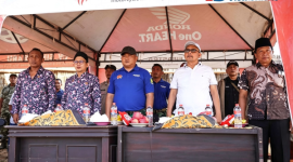 Staf Ahli Bupati Bidang Kemasyarakatan dan SDM Ir. Dedi Falahuddin Nomer 2 dari Kiri Bersama Dandim Letkol Inf Citra Persada dan Ketua DPRD Sumenep H. Zainal Arifin di Turnamen Bola Kasti di Desa Duko Kecamatan Rubaru, Kamis (16/07/2026)