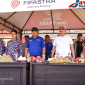 Staf Ahli Bupati Bidang Kemasyarakatan dan SDM Ir. Dedi Falahuddin Nomer 2 dari Kiri Bersama Dandim Letkol Inf Citra Persada dan Ketua DPRD Sumenep H. Zainal Arifin di Turnamen Bola Kasti di Desa Duko Kecamatan Rubaru, Kamis (16/07/2026)