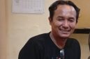 Salah satu keluarga korban, Benny Hartono, memberikan keterangan kepada awak media terkait laporan dugaan penggelapan yang melibatkan oknum anggota SPKT Polresta Sumenep, berinisial RS. @javanetwork.co.id
