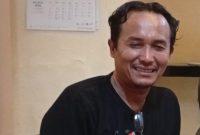 Salah satu keluarga korban, Benny Hartono, memberikan keterangan kepada awak media terkait laporan dugaan penggelapan yang melibatkan oknum anggota SPKT Polresta Sumenep, berinisial RS. @javanetwork.co.id