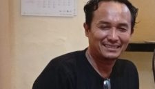 Salah satu keluarga korban, Benny Hartono, memberikan keterangan kepada awak media terkait laporan dugaan penggelapan yang melibatkan oknum anggota SPKT Polresta Sumenep, berinisial RS. @javanetwork.co.id