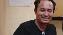 Salah satu keluarga korban, Benny Hartono, memberikan keterangan kepada awak media terkait laporan dugaan penggelapan yang melibatkan oknum anggota SPKT Polresta Sumenep, berinisial RS. @javanetwork.co.id
