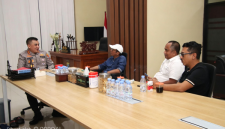 Kapolresta Sumenep Saat Menerima Silaturahmi Budayawan Ibnu Hajar MPD dan Owner Helmi Art Museum Helmi Spdi 