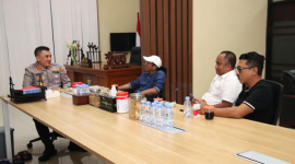 Kapolresta Sumenep Saat Menerima Silaturahmi Budayawan Ibnu Hajar MPD dan Owner Helmi Art Museum Helmi Spdi 