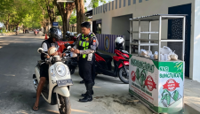 KBS Sumenep Tebar Kepedulian, 147 Nasi Bungturat Hadirkan Senyum di Simpang Tiga Mapolresta