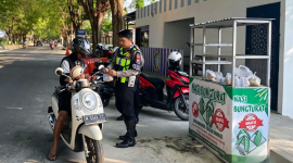 KBS Sumenep Tebar Kepedulian, 147 Nasi Bungturat Hadirkan Senyum di Simpang Tiga Mapolresta