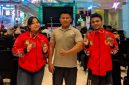 Ketua Angkat Berat Sumenep Badrut Tamam Bersama atlet putri Erinda Dayen Pratiwi dan
 atlet putra Mohammad Maulid Maulana