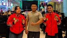 Ketua Angkat Berat Sumenep Badrut Tamam Bersama atlet putri Erinda Dayen Pratiwi dan
atlet putra Mohammad Maulid Maulana
