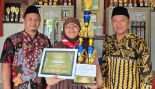 Siswi SDN Gapura Barat I, Nabilla Kinnatussyifa, berhasil meraih Juara III Olympiad of Elementary Competition (OPEC) Se-Madura 2026 yang digelar UPI Sumenep.