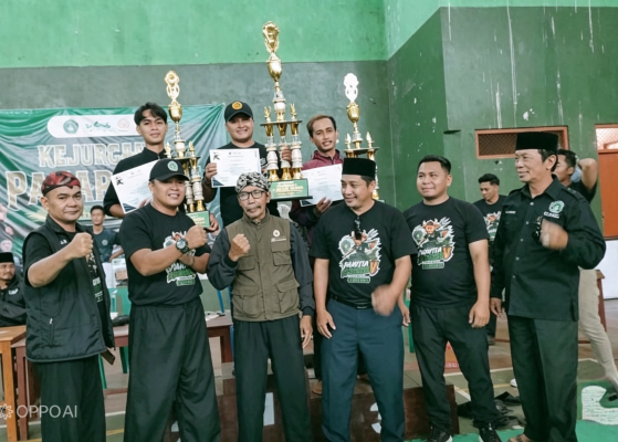 Ketua PC Pagar Nusa dan Panitia Penyelenggara Saat Berfoto Bersama Sejumlah Para Pemenang 