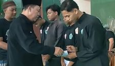 Ketua Pagar Nusa Kabupaten Sumenep Drs. KH. Muiz Ali Wafa Saat Memberikan Hadiah Untuk Pemenang Kejurcab V Pagar Nusa Sumenep 