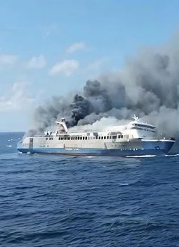 Update Kebakaran KM Mutiara Sentosa 2: 9 Korban Dievakuasi ke Sumenep, Ratusan Korban Tiba di Surabaya, Pencarian 39 Penumpang Terus Berlanjut