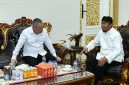 Bupati Sumenep Dr H. Achmad Fauzi Wongsojudo SH MH Saat Menerima Kunjungan Menhub RI Dudy Purwagandhi di Kediamannya di Desa Torbang Kecamatan Batuan, Minggu (02/08/2026)