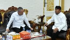 Bupati Sumenep Dr H. Achmad Fauzi Wongsojudo SH MH Saat Menerima Kunjungan Menhub RI Dudy Purwagandhi di Kediamannya di Desa Torbang Kecamatan Batuan, Minggu (02/08/2026)