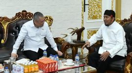 Bupati Sumenep Dr H. Achmad Fauzi Wongsojudo SH MH Saat Menerima Kunjungan Menhub RI Dudy Purwagandhi di Kediamannya di Desa Torbang Kecamatan Batuan, Minggu (02/08/2026)