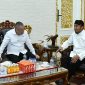 Bupati Sumenep Dr H. Achmad Fauzi Wongsojudo SH MH Saat Menerima Kunjungan Menhub RI Dudy Purwagandhi di Kediamannya di Desa Torbang Kecamatan Batuan, Minggu (02/08/2026)