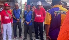 Kepala Dinsos P3A Kabupaten Sumenep (Kanan) Saat Meninjau Posko Kebakaran Kapal Motor Sentosa II di Pelabuhan Kalianget 