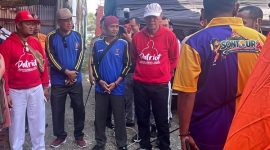 Kepala Dinsos P3A Kabupaten Sumenep (Kanan) Saat Meninjau Posko Kebakaran Kapal Motor Sentosa II di Pelabuhan Kalianget 