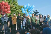 Camat Dasuk bersama jajaran Forpimka secara simbolis melepaskan balon ke udara sebagai tanda dimulainya rangkaian peringatan HUT ke-81 Kemerdekaan Republik Indonesia di Kecamatan Dasuk, Kamis (06/08/2026)