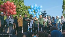 Camat Dasuk bersama jajaran Forpimka secara simbolis melepaskan balon ke udara sebagai tanda dimulainya rangkaian peringatan HUT ke-81 Kemerdekaan Republik Indonesia di Kecamatan Dasuk, Kamis (06/08/2026)