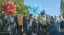Camat Dasuk bersama jajaran Forpimka secara simbolis melepaskan balon ke udara sebagai tanda dimulainya rangkaian peringatan HUT ke-81 Kemerdekaan Republik Indonesia di Kecamatan Dasuk, Kamis (06/08/2026)
