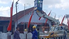 Camat Guluk-Guluk Moh. Halil Rosihan, S.Sos., M.Si. juga turun langsung memantau proses perbaikan penerangan jalan di depan Balai Desa Ketawang Laok, Kamis (06/08/2026)