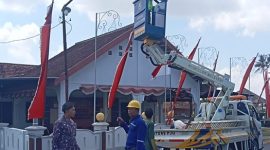 Camat Guluk-Guluk Moh. Halil Rosihan, S.Sos., M.Si. juga turun langsung memantau proses perbaikan penerangan jalan di depan Balai Desa Ketawang Laok, Kamis (06/08/2026)