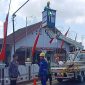 Camat Guluk-Guluk Moh. Halil Rosihan, S.Sos., M.Si. juga turun langsung memantau proses perbaikan penerangan jalan di depan Balai Desa Ketawang Laok, Kamis (06/08/2026)