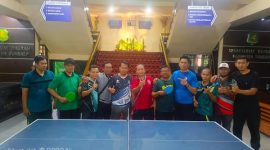 Fauzi, S.H.I. dan Akhmad, S.Pd. (Tengah) Perwakilan Disdik Sumenep Juara I Lomba Tenis Meja Antar OPD Digelar Pemkab Sumenep, Kamis (06/08/2026)