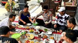 Suasana Saat Lawyer Bambang Hodawi SH menerima Kunjungan Silaturahmi Kapolsek Bluto AKP Agus Sugiharto di kediamannya, Jum'at (07/08/2026)