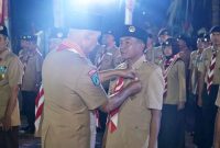 Imam Syafi’i S.H. Saat Menerima Lencana Pancawarsa V disematkan Langsung ol leh Ketua Kwarda Pramuka Jatim Timur, H.M. Arum Sabil, SP., SH., MKI.
