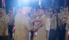 Imam Syafi’i S.H. Saat Menerima Lencana Pancawarsa V disematkan Langsung ol leh Ketua Kwarda Pramuka Jatim Timur, H.M. Arum Sabil, SP., SH., MKI.