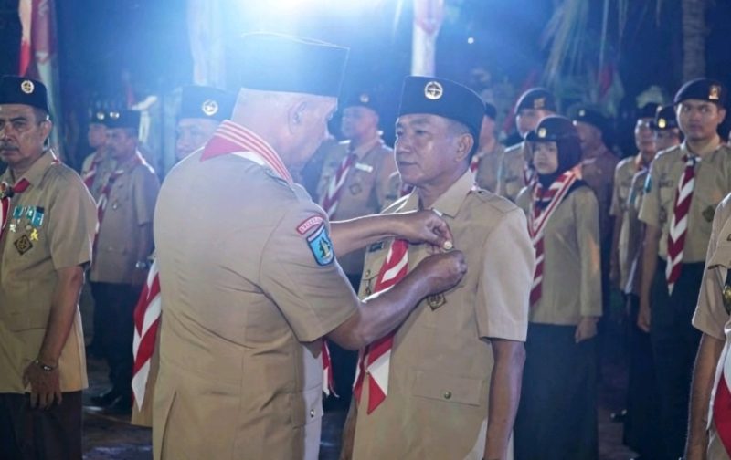 Imam Syafi’i S.H. Saat Menerima Lencana Pancawarsa V disematkan Langsung ol leh Ketua Kwarda Pramuka Jatim Timur, H.M. Arum Sabil, SP., SH., MKI.